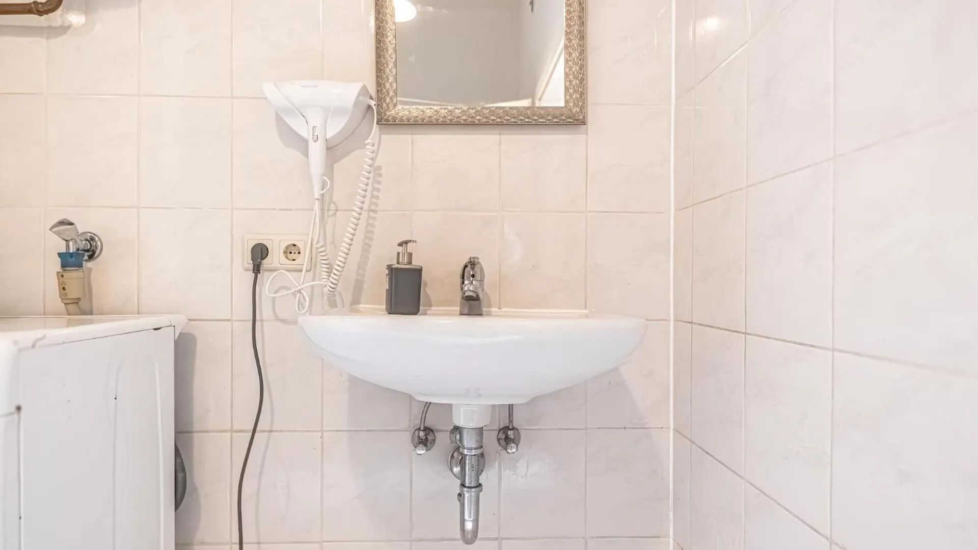 Sweet 3Br Shared Apt Near Wiener Stadthalle & Central Vienne