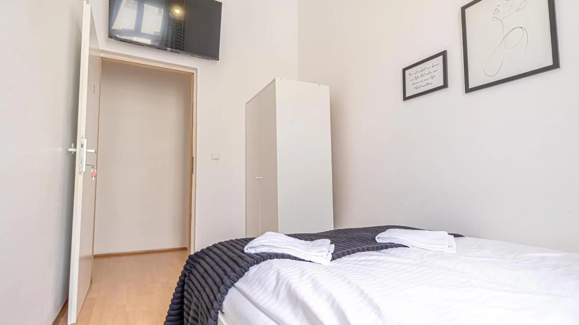 Sweet 3Br Shared Apt Near Wiener Stadthalle & Central Apartment Vienna